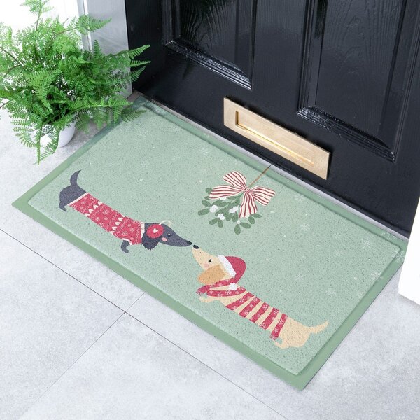 Predpražnik z božičnim motivom iz reciklirane plastike 40x70 cm Christmas Sausage Dogs – Artsy Doormats