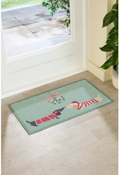 Predpražnik z božičnim motivom iz reciklirane plastike 40x70 cm Christmas Sausage Dogs – Artsy Doormats