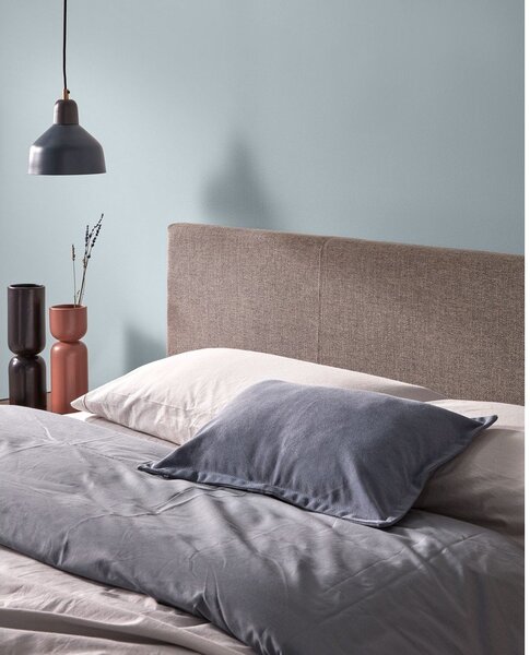 Siva oblazinjena zakonska postelja s prostorom za shranjevanje z letvenim dnom 180x200 cm Nahiri – Kave Home