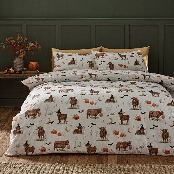 Sivo-bež enojna posteljnina 135x200 cm Halloween Highland Cow – Catherine Lansfield