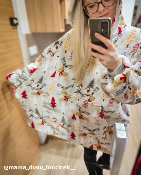 Topla odeja z imitacijo ovčje volne z rokavi in kapuco YULE HUG svetlo siva