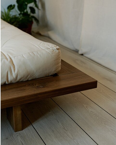 Rjava zakonska postelja iz masivnega bora z letvenim dnom 140x200 cm Japan – Karup Design