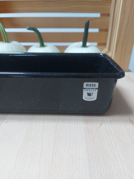 Emajliran pravokotni črni pekač Riess. Mere: 30x10cm