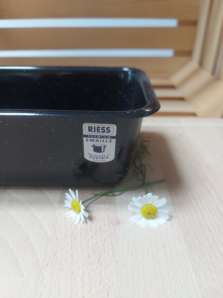 Emajliran pravokotni črni pekač Riess. Mere: 25x10cm
