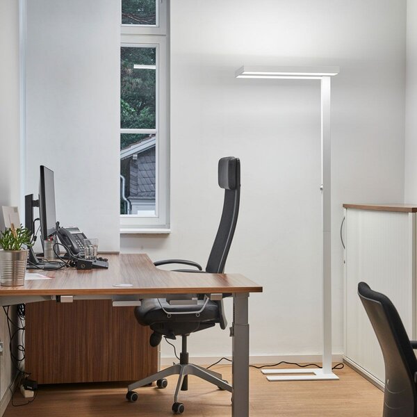 Arcchio LED-stoječa svetilka Logan Basic, bela, 6.000 lm, z možnostjo zatemnitve, zatemnjen, Bela, Študija / pisarna, Aluminij, Sodobni, Stoječi reflektor