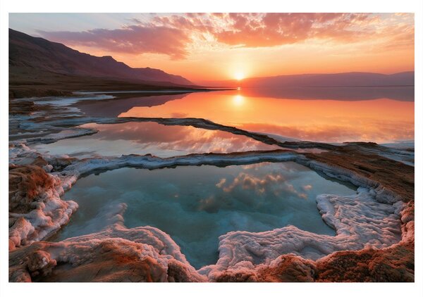 Slika rožnat sončni zahod nad slanim jezerom