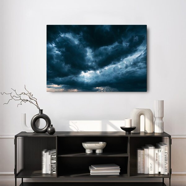 Slika dramatični nevihtni oblaki nad pokrajino
