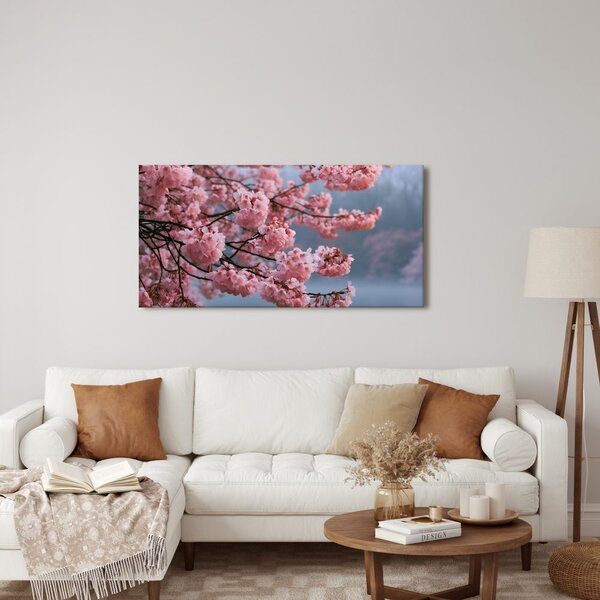 Slika cvetoča sakura nad mirno vodo
