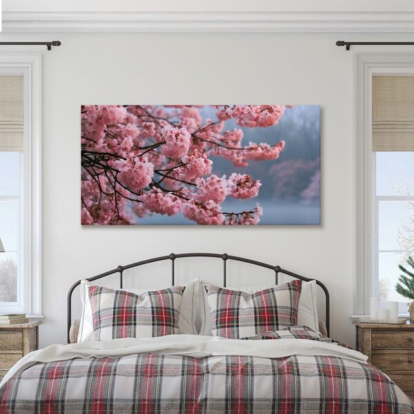 Slika cvetoča sakura nad mirno vodo