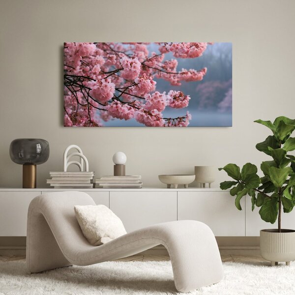 Slika cvetoča sakura nad mirno vodo