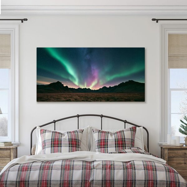 Slika barvita aurora nad pokrajino