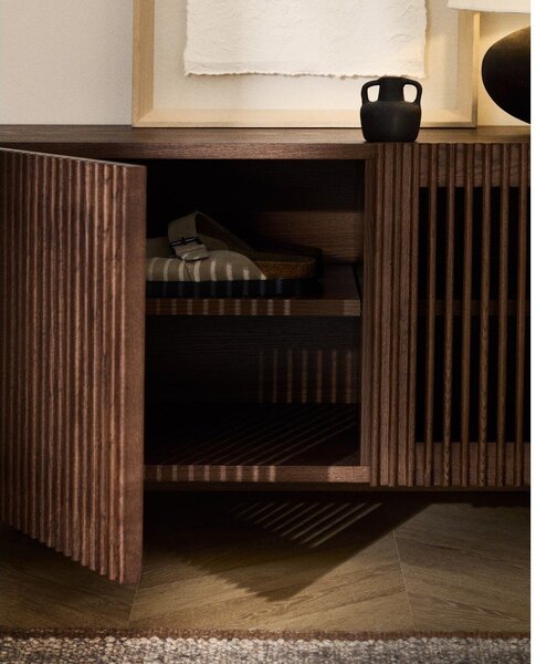 Temno rjava omarica za čevlje v jesenovem dekorju 98x50x43 cm Beyla – Kave Home