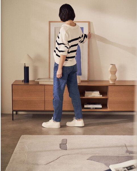 TV omarica v orehovem dekorju 195x55 cm Vedrana – Kave Home