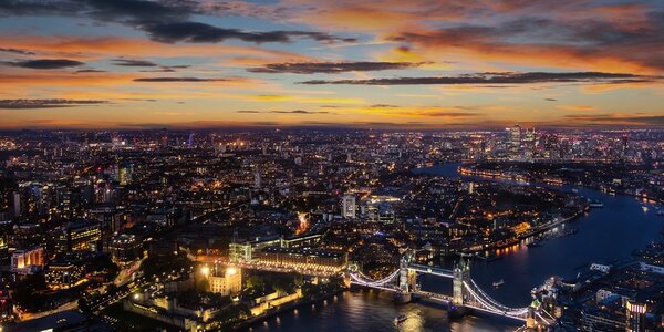 Slika leteči pogled na Tower Bridge