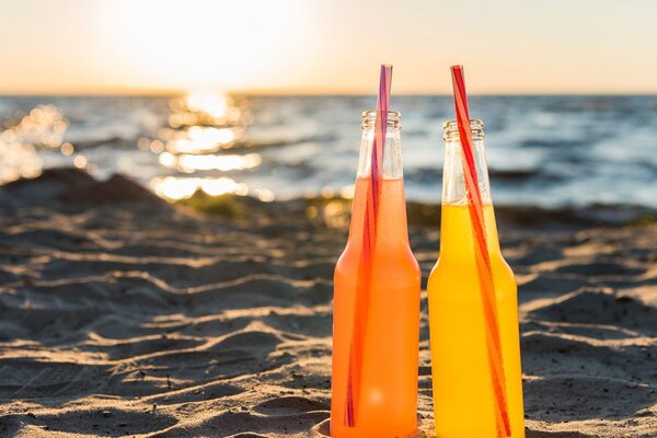 Slika osvežilna pijača na plaži