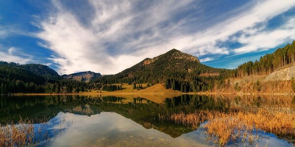 Slika jezero pod hribi