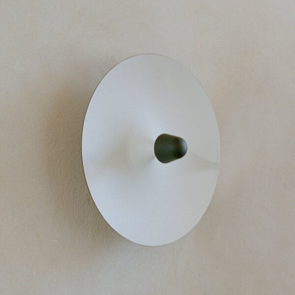 New Works LED-stenna svetilka Kantarell, črna/bela, Ø 55 cm, zatemnjen, Črna, Dnevna soba / jedilnica, Aluminij, Dizajn