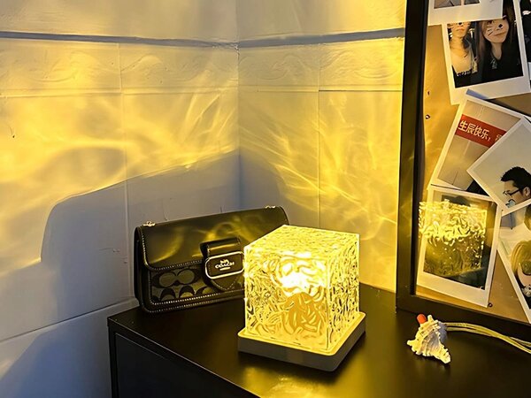 Akrilna aku. LED RGB kristalna svetilka kocka USB + daljinec