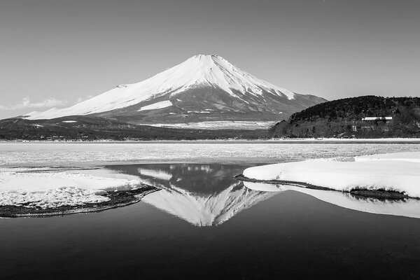 Fototapeta japonska gora Fuji v črno-beli izvedbi