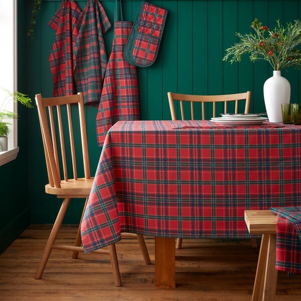 Bombažen namizni prt z božičnim motivom 178x137 cm Christmas Tartan Check – Catherine Lansfield