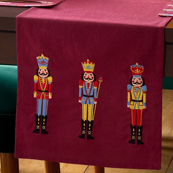 Bombažen namizni tekač z božičnim motivom 220x32 cm Christmas Nutcracker – Catherine Lansfield