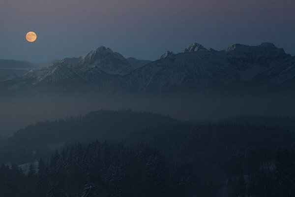 Fototapeta polna luna nad gorami