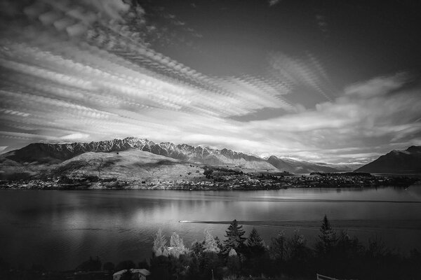 Fototapeta črno-belo jezero pozno zvečer