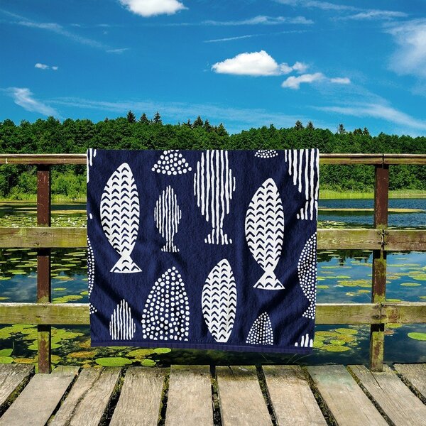 Temno modra brisača za plažo 90x180 cm Fish - DecoKing