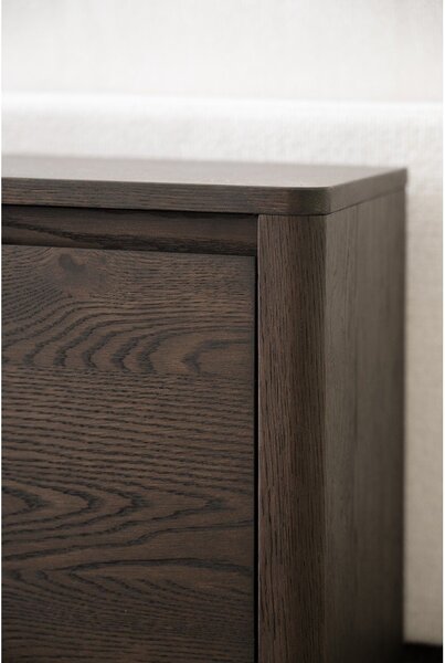 Komoda v hrastovem dekorju v temni naravni barvi 180x50x40 cm Melstone – Rowico