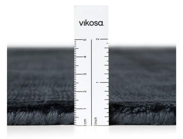 Črna ročno tkana viskozna preproga 120x180 cm Noemi – Vikosa