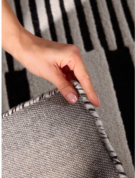 Črno-bela ročno tkana volnena preproga 120x180 cm Stryve Pulse – Elle Decoration