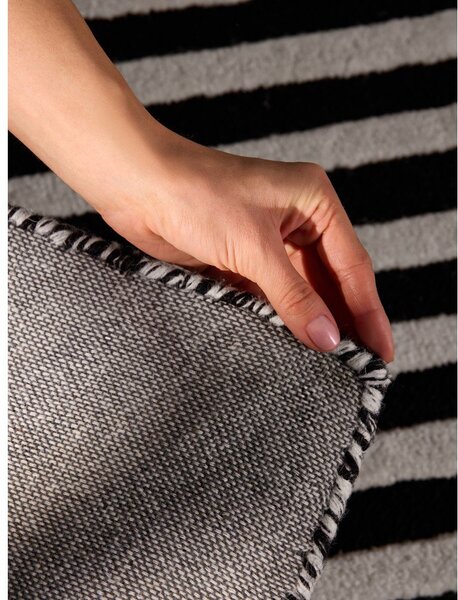 Črno-bela ročno tkana volnena preproga 120x180 cm Stryve Flux – Elle Decoration