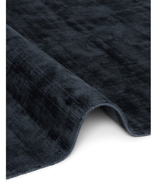 Črna ročno tkana viskozna preproga 120x180 cm Noemi – Vikosa