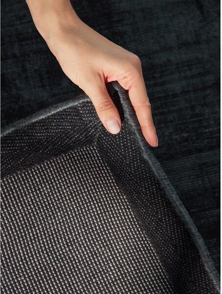Črna ročno tkana viskozna preproga 120x180 cm Noemi – Vikosa