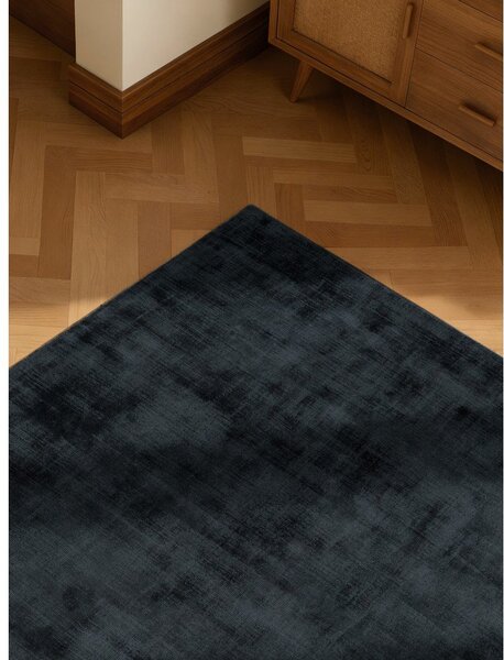 Črna ročno tkana viskozna preproga 120x180 cm Noemi – Vikosa