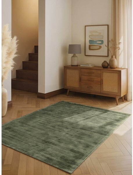 Zelena ročno tkana viskozna preproga 80x150 cm Noemi – Vikosa