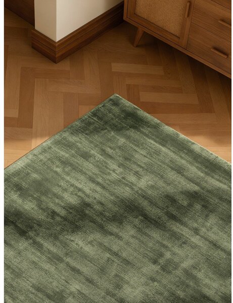 Zelena ročno tkana viskozna preproga 80x150 cm Noemi – Vikosa