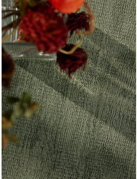 Zelena ročno tkana viskozna preproga 80x150 cm Noemi – Vikosa