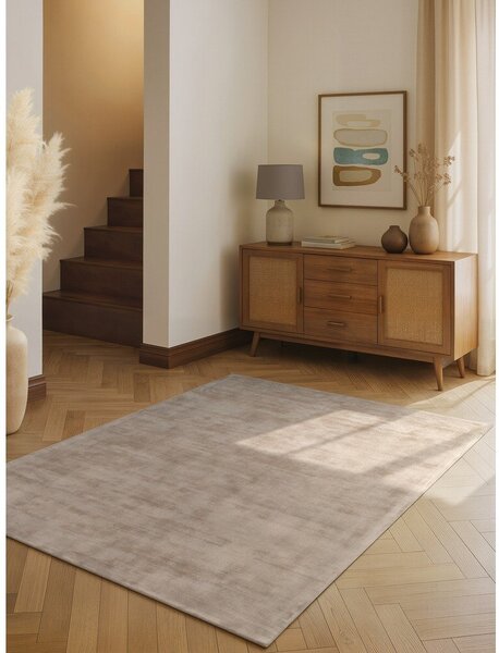 Bež ročno tkana viskozna preproga 80x150 cm Noemi – Vikosa