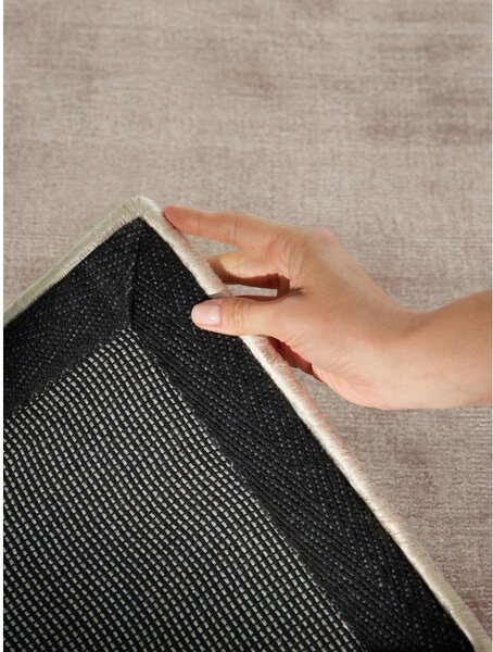 Bež ročno tkana viskozna preproga 80x150 cm Noemi – Vikosa