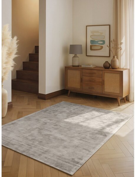 Siva ročno tkana viskozna preproga 80x150 cm Noemi – Vikosa