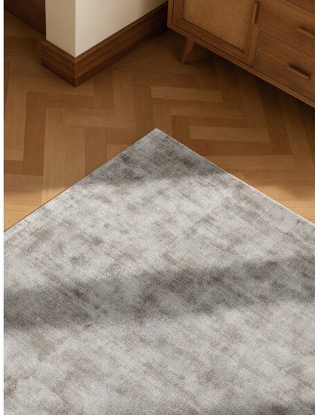 Siva ročno tkana viskozna preproga 80x150 cm Noemi – Vikosa