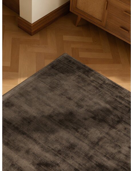 Rjava ročno tkana viskozna preproga 120x180 cm Noemi – Vikosa