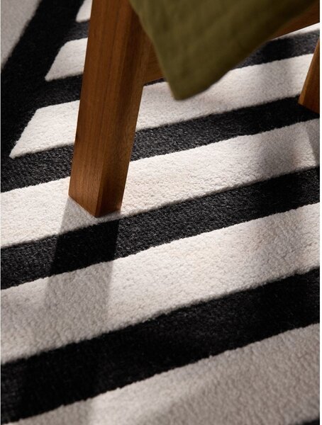 Črno-bela ročno tkana volnena preproga 120x180 cm Stryve Noir – Elle Decoration