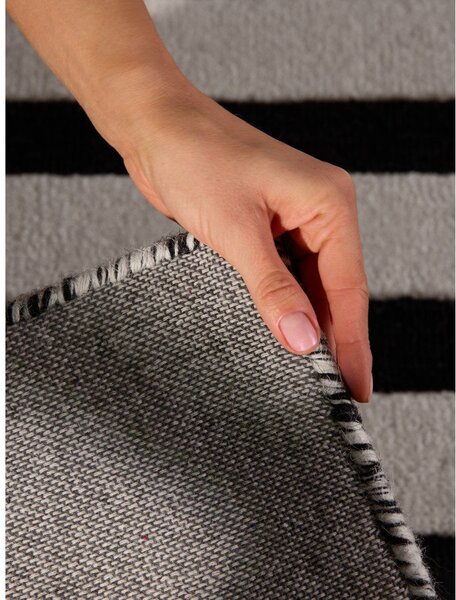 Črno-bela ročno tkana volnena preproga 120x180 cm Stryve Noir – Elle Decoration