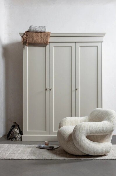 Sivo-bež garderobna omara iz masivnega bora 171x212x63 cm Olivia – WOOOD