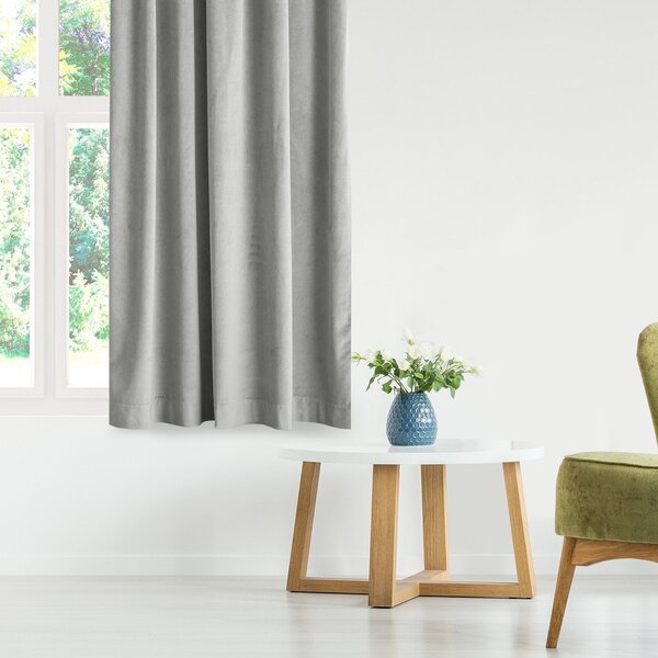 Svetlo siva žametna zavesa za delno zatemnitev 140x245 cm Eyelets – Restilo