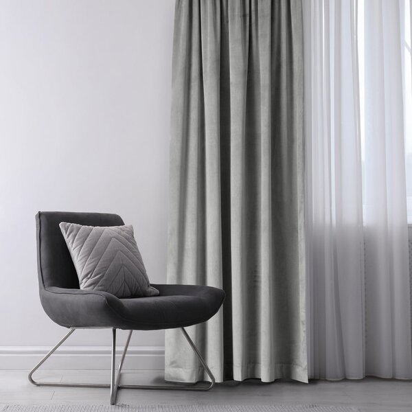 Svetlo siva žametna zavesa za delno zatemnitev 140x245 cm Eyelets – Restilo