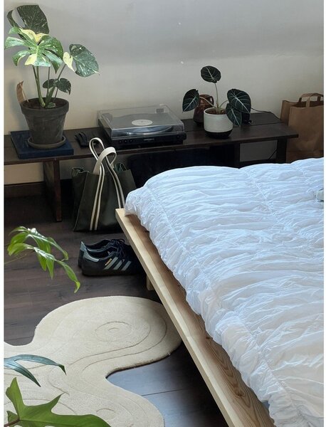 Zakonska postelja iz borovega lesa z letvenim dnom 160x200 cm Japan - Karup Design