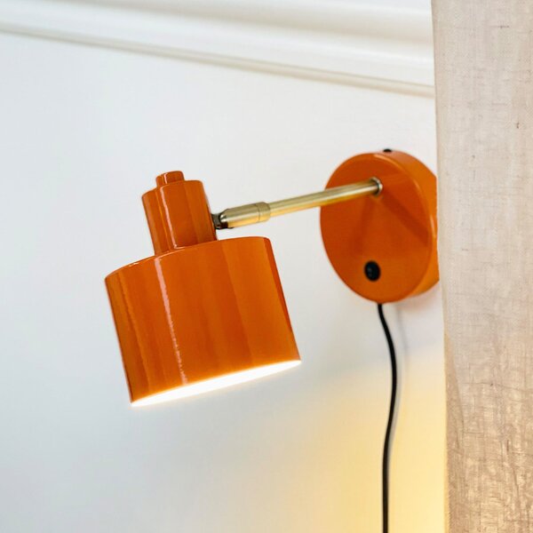 Dyberg Larsen stenska svetilka Ocean, oranžna, izstop 30 cm, Oranžna, Dnevna soba / jedilnica, Kovina, Dizajn